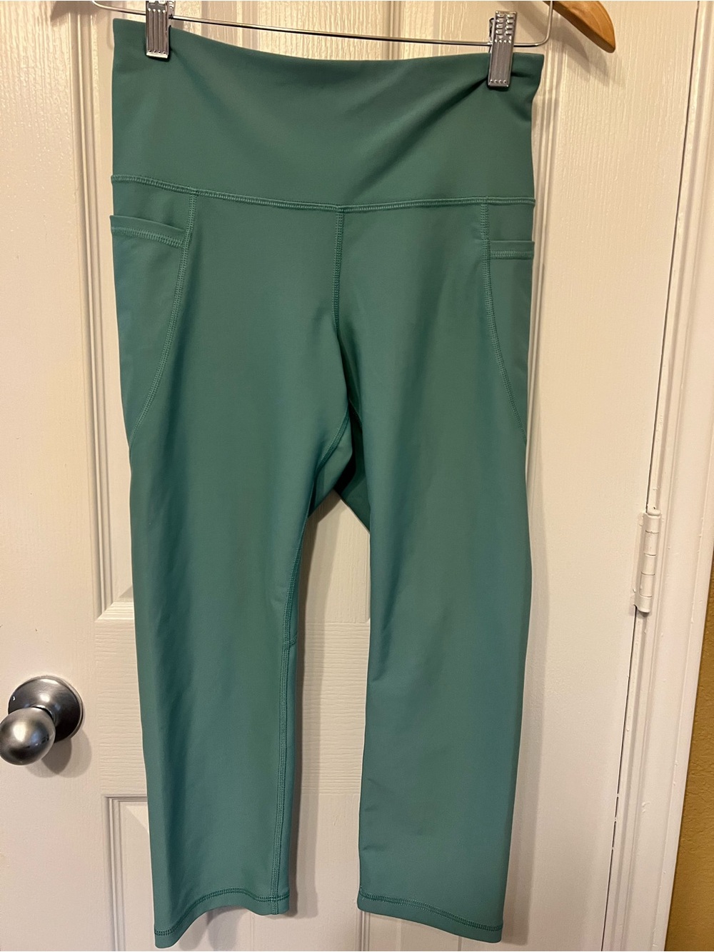 Old Navy Active PowerSoft Go-Dry High-Waist Green Capri Leggings, Size M